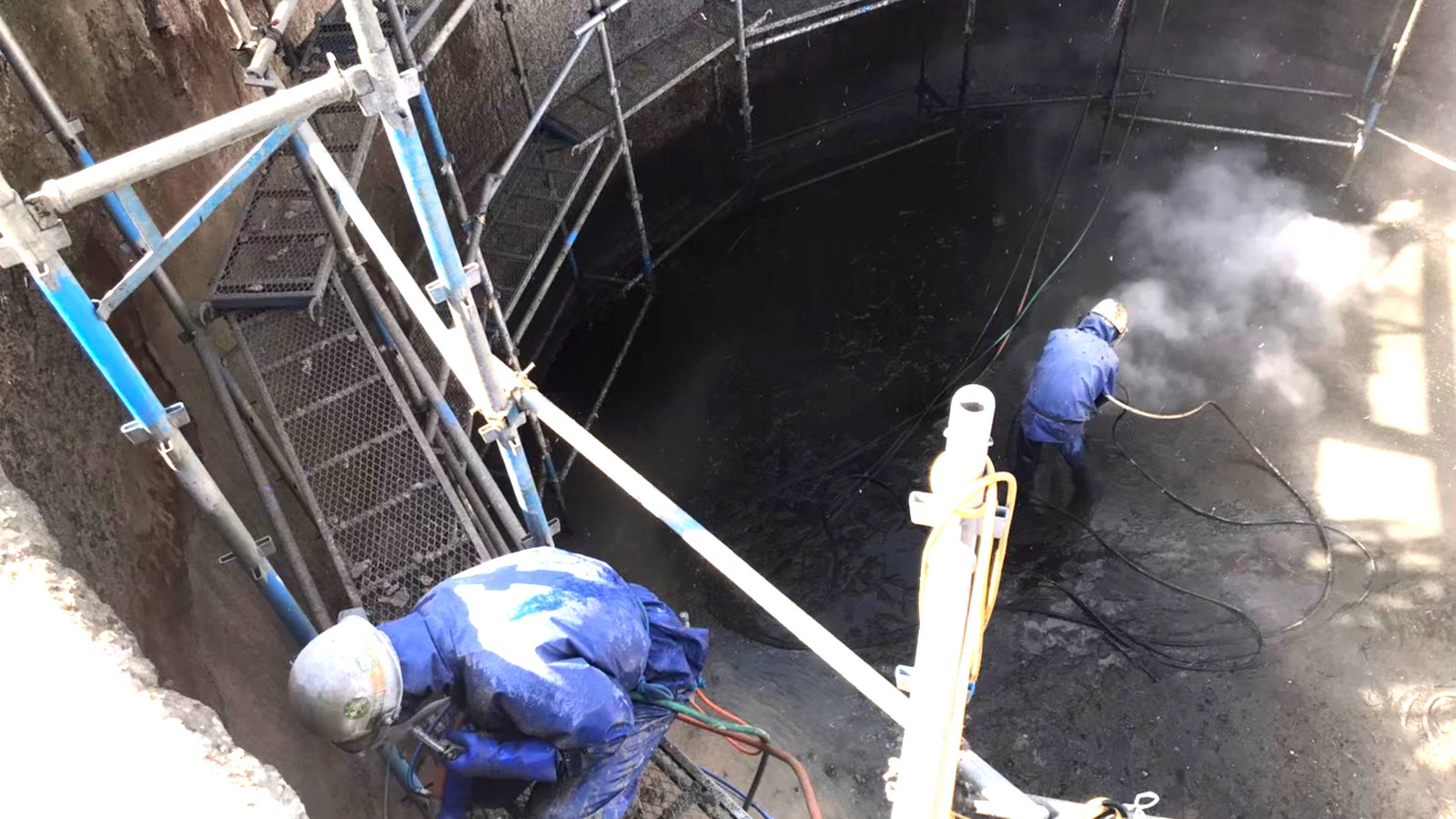 工場内処理施設 の施工現場 — 超高圧ウォータージェット工法